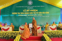 Thượng toạ Thích Quảng Thiện, Phó ban Thường trực Ban Trị sự GHPGVN tỉnh Quảng Trị trao quyết định bổ nhiệm trụ trì chùa Đâu Kênh đến Thượng toạ Thích Khánh Chơn