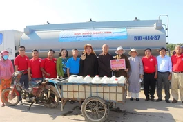 Chương trình "Giọt nước nghĩa tình" đồng hành cùng người dân vùng nhiễm mặn H.Cần Giuộc, Long An