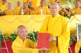 Hòa thượng Thích Thông Hội trao quyết định bổ nhiệm trụ trì chùa Linh Bửu đến Đại đức Thích Đồng Thọ