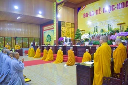 Chư tôn đức giới sư đàn Sa-di niêm hương bạch Phật - Ảnh: Quảng Đạo/BGN