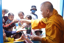 Trao quà đến kiều bào Việt Nam khó khăn, tại xã Chong Kneas, Campuchia