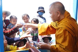 Trao quà đến kiều bào Việt Nam khó khăn, tại xã Chong Kneas, Campuchia