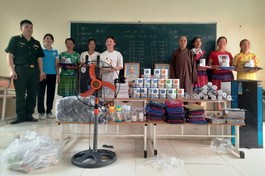 Chương trình từ thiện tại bản Tà Cóm, xã Trung Lý