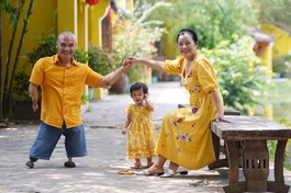 Anh Nguyễn Hồng Lợi bên vợ và con