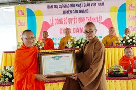 Trao quyết định thành lập chùa Đàm Hoa đến Ban Trị sự GHPGVN H.Cầu Ngang