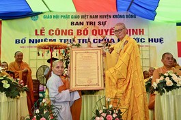Hòa thượng Thích Châu Quang trao quyết định bổ nhiệm trụ trì chùa Phước Huệ đến Sư cô Thích nữ Diệu Mỹ