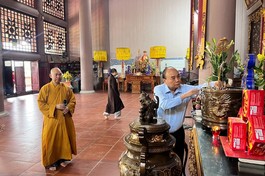 Nguyên Chủ tịch nước Nguyễn Xuân Phúc dâng hương tại chùa Linh Quang