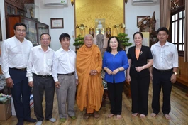 Chủ tịch HĐND TP.HCM Nguyễn Thị Lệ cùng đại diện lãnh đạo Ban Dân vận, Ủy ban MTTQVN và Ban Tôn giáo TP.HCM lưu niệm bên Hòa thượng Thích Giác Toàn tại pháp viện Minh Đăng Quang - Ảnh: Nguyên Tài/BGN