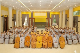 Phật tử đạo tràng chùa Phước Thới lưu niệm cùng chư tôn đức Ban Hoằng pháp GHPGVN tỉnh Tiền Giang