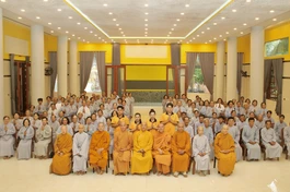 Phật tử đạo tràng chùa Phước Thới lưu niệm cùng chư tôn đức Ban Hoằng pháp GHPGVN tỉnh Tiền Giang