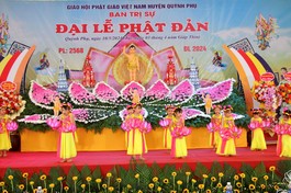 Tiết mục văn nghệ chào mừng của các em thiếu nhi