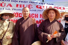 Chùa Huệ Quang trao hơn 1.000 bình nước sạch đến bà con H.Gò Công Đông, Tân Phú Đông (Tiền Giang)