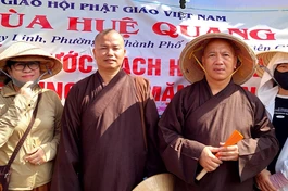 Chùa Huệ Quang trao hơn 1.000 bình nước sạch đến bà con H.Gò Công Đông, Tân Phú Đông (Tiền Giang)