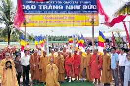 Chư tôn đức và lãnh đạo địa phương lưu niệm sau khi thượng bảng điểm sinh hoạt tôn giáo tập trung Đạo tràng Như Đức 