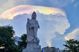 Mây ngũ sắc như dải lụa nhiều màu vắt trên bầu trời - Ảnh: Nguyên Đạt