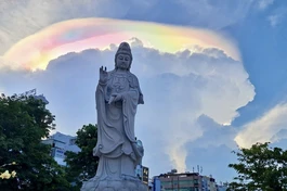 Mây ngũ sắc như dải lụa nhiều màu vắt trên bầu trời - Ảnh: Nguyên Đạt