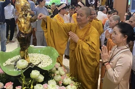 Hòa thượng Thích Thọ Lạc cử hành nghi thức Tắm Phật 