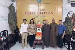 Đoàn Ban Dân vận Thành ủy TP.HCM chúc mừng Phật đản đến Ban Trị sự Phật giáo Q.6