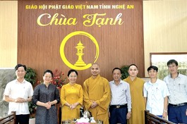 Đoàn thăm, chúc sức khỏe đến Đại đức Thích Tuệ Phúc, trụ trì chùa Tạnh (H.Yên Thành)