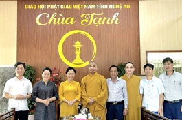 Đoàn thăm, chúc sức khỏe đến Đại đức Thích Tuệ Phúc, trụ trì chùa Tạnh (H.Yên Thành)