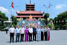 Đoàn lưu niệm trước lễ đài Phật đản tại chùa Thanh Tâm