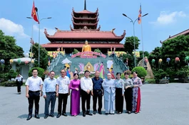 Đoàn lưu niệm trước lễ đài Phật đản tại chùa Thanh Tâm