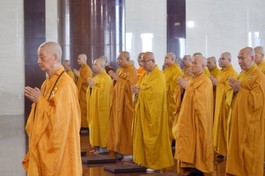 Đức Pháp chủ GHPGVN quang lâm chứng minh và giáo giới đến Tăng, Ni sinh tại Lễ tác pháp an cư - Ảnh: Bảo Toàn/BGN