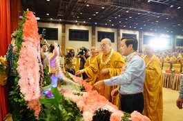 Trưởng lão Hòa thượng Thích Thanh Nhiễu cùng đại biểu thực hiện nghi thức Tắm Phật