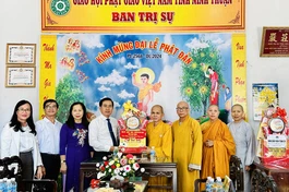 Đoàn lãnh đạo Tỉnh ủy - HĐND - UBND - Ủy ban MTTQVN tỉnh Ninh Thuận chúc mừng Phật đản tại Văn phòng Ban Trị sự - chùa Sùng Ân