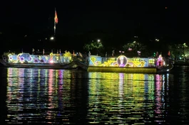 Mỗi chiếc thuyền được thiết trí theo một chủ đề, xoay quanh cuộc đời Đức Phật 