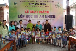 Trao quà cho các em học sinh chuẩn bị vào lớp Một niên khóa 2024-2025