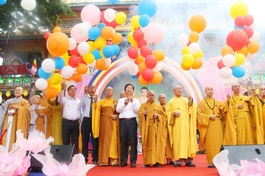 Chư tôn đức, đại biểu thả bóng bay cầu nguyện hòa bình