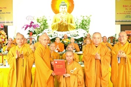 Thượng tọa Thích Thiện Quý trao quyết định bổ nhiệm trụ trì chùa Quang Minh đến Đại đức Thích Giác Hạnh