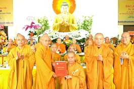 Thượng tọa Thích Thiện Quý trao quyết định bổ nhiệm trụ trì chùa Quang Minh đến Đại đức Thích Giác Hạnh