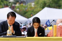 Tổng thống Yoon Suk-yeol và Đệ nhất phu nhân Kim cầu nguyện
