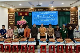 Trao quà đến người khuyết tật, khó khăn tại xã Qui Đức, H.Bình Chánh