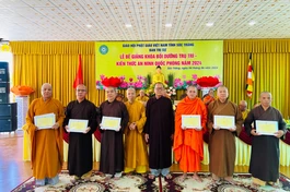 Đại diện 6 đơn vị nhận Giấy chứng nhận tham gia Khóa bồi dưỡng trụ trì nghiệp vụ trụ trì và kiến thức an ninh quốc phòng năm 2024