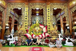 Lễ đài do các bạn nhóm Dâng hoa cúng Phật thực hiện