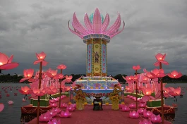 Đài đăng được thiết trí trên sông Hương