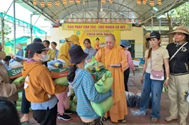 Ni sư Thích nữ Thảo Liên trao quà đến bà con