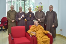 Cố Thượng tọa Thích Quảng Tánh (bìa phải) cùng chư tôn đức chụp ảnh lưu niệm với Hòa thượng Giác Toàn (bút danh Trần Quê Hương) nhân kỷ niệm Ngày Báo chí Việt Nam 21-6