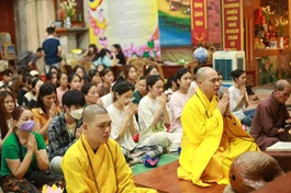 Đại đức Thích Nguyên Quang, trụ trì chùa Đông Nam chủ trì khóa lễ cầu nguyện