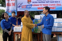 Đại đức Thích Minh Thanh thăm hỏi, tặng quà tiếp sức đến các tình nguyện viên tại điểm thi Trường THPT Nam Đàn 2