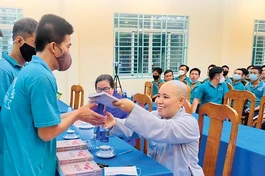 Sư cô Minh Hoa trao tặng sách tại Trung tâm Cai nghiện ma túy Phước Bình, H.Long Thành, Đồng Nai