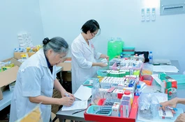 Chuẩn bị các phần thuốc theo đơn kê của bác sĩ