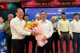 Phó Bí thư Thường trực Thành ủy Nguyễn Hồ Hải tặng hoa chúc mừng ông Nguyễn Phước Lộc nhận thêm nhiệm vụ - Ảnh: VGP/Vũ Phong