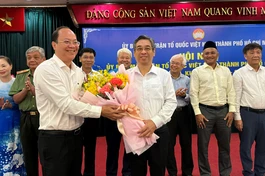 Phó Bí thư Thường trực Thành ủy Nguyễn Hồ Hải tặng hoa chúc mừng ông Nguyễn Phước Lộc nhận thêm nhiệm vụ - Ảnh: VGP/Vũ Phong