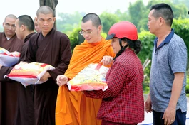 Tăng sinh Học viện Phật giáo VN tại TP.HCM trao quà đến các hoàn cảnh khó khăn trên địa bàn xã Lê Minh Xuân, H.Bình Chánh