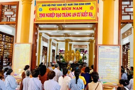 Đoàn Ban Từ thiện xã hội GHPGVN tỉnh Bình Định thăm, cúng dường nhân mùa An cư kiết hạ tại chùa Bích Nam (H.Tuy Phước)