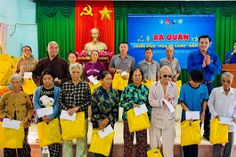 Trao quà đến bà con có hoàn cảnh khó khăn, học sinh vượt khó học giỏi tại đảo Cù Lao Xanh, TP.Quy Nhơn 